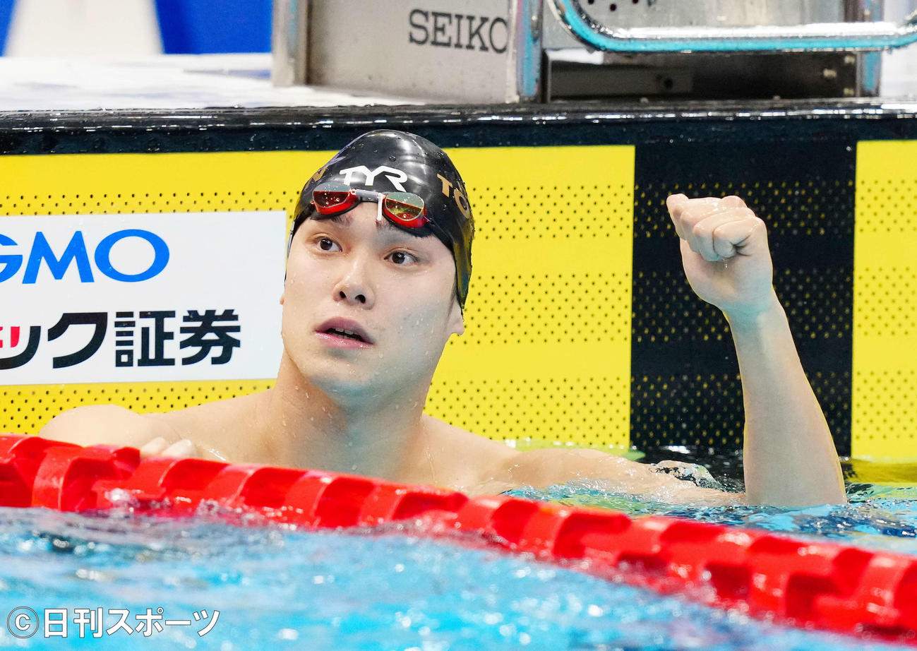 競泳日本選手権　男子50メートル自由形決勝、優勝しガッツポーズする中村克（2021年4月10日撮影）