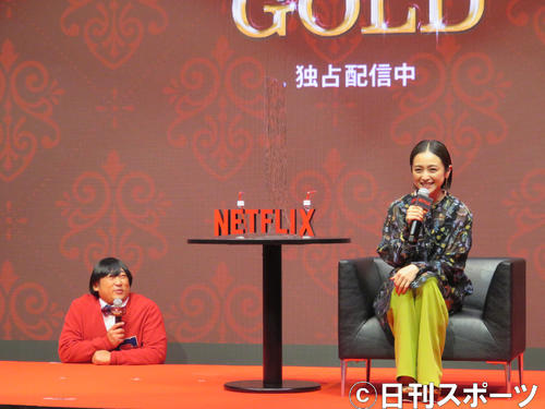 6歳の天才子役・上杉みちくんに扮して登場したロバート秋山竜次（左）と安達祐実