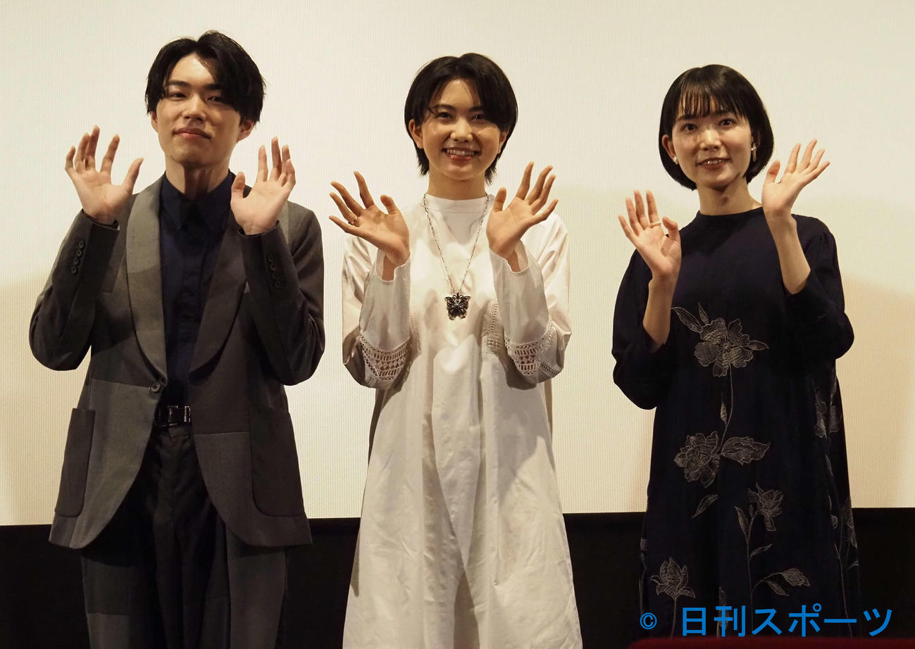 映画「海辺の金魚」完成披露舞台あいさつに出席した、左から福崎那由他、小川未祐、小川紗良監督（撮影・遠藤尚子）
