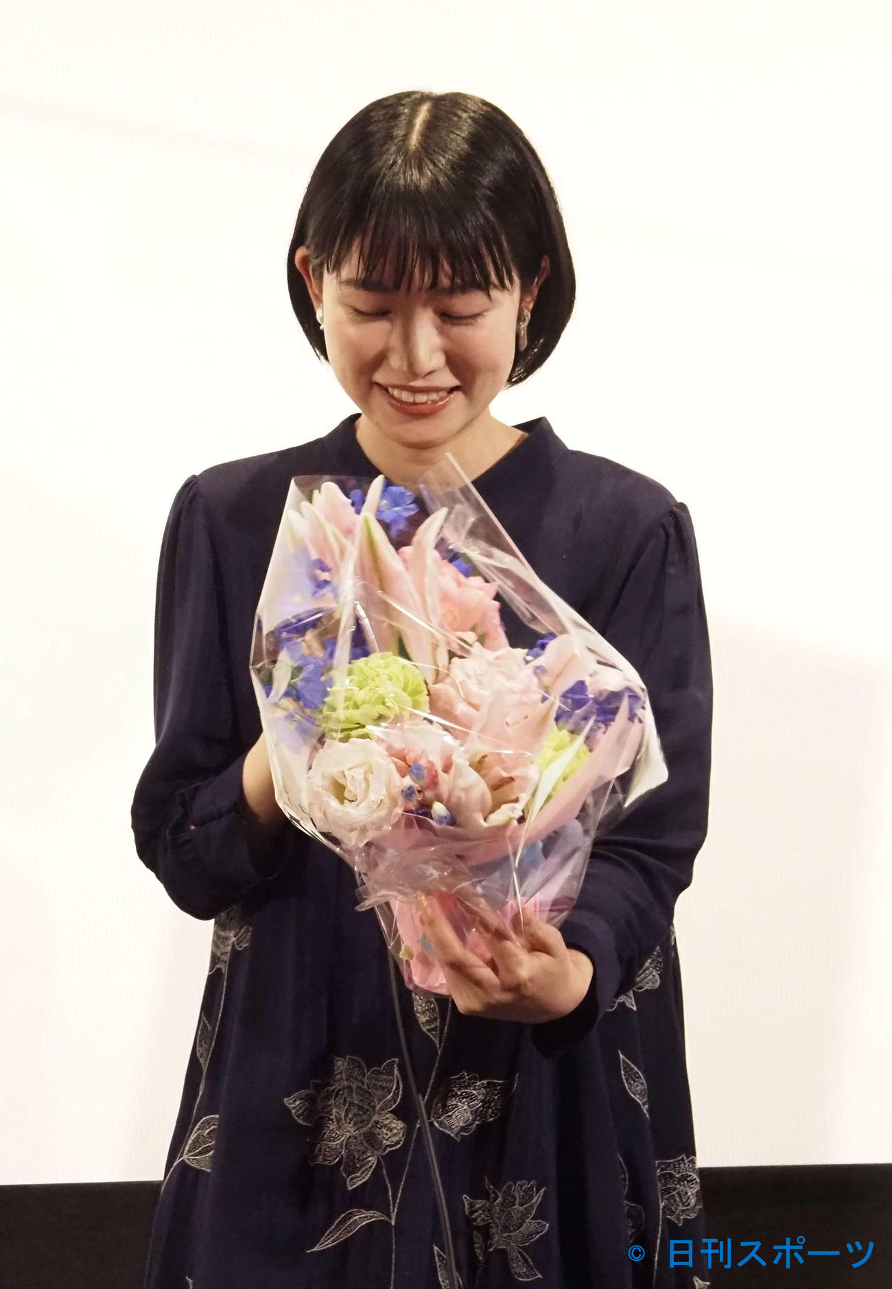 花束を受け取り恐縮する小川紗良監督（撮影・遠藤尚子）