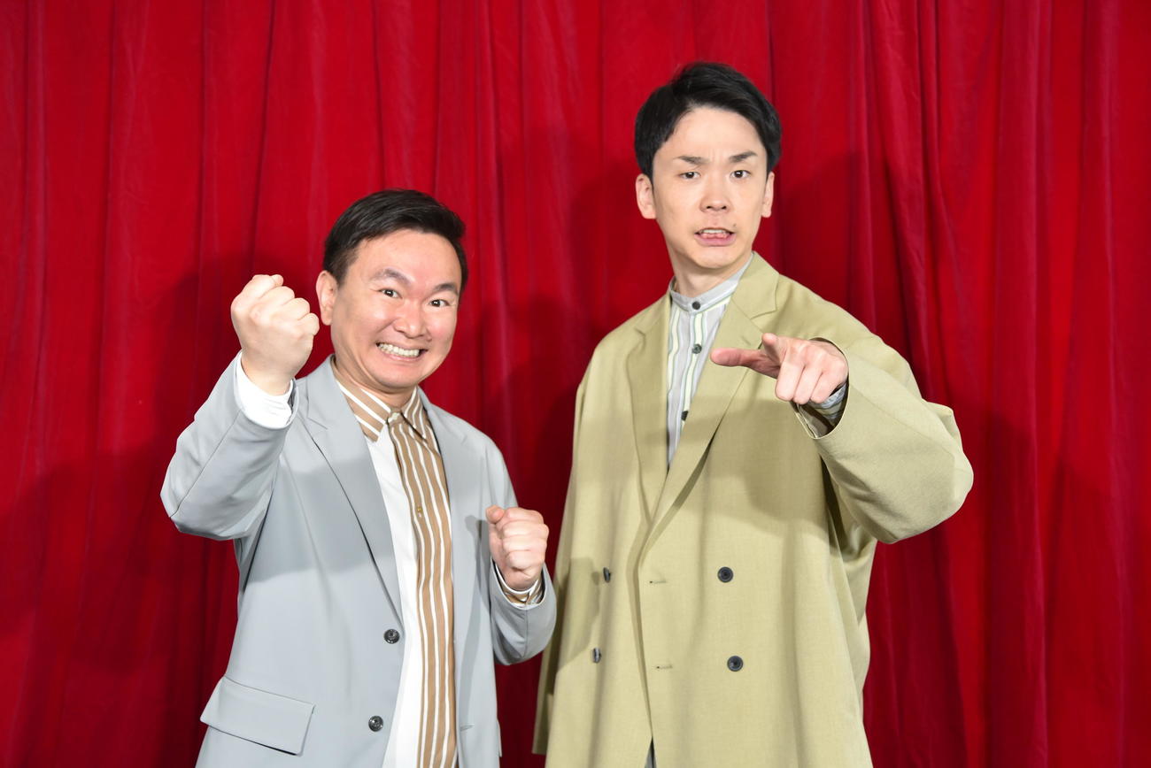 第41回全国高等学校クイズ選手権のメインパーソナリティーに就任したかまいたちの山内健司（左）と濱家隆一