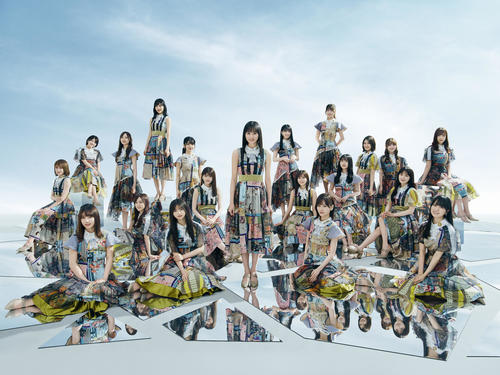 乃木坂46。中央は遠藤さくら