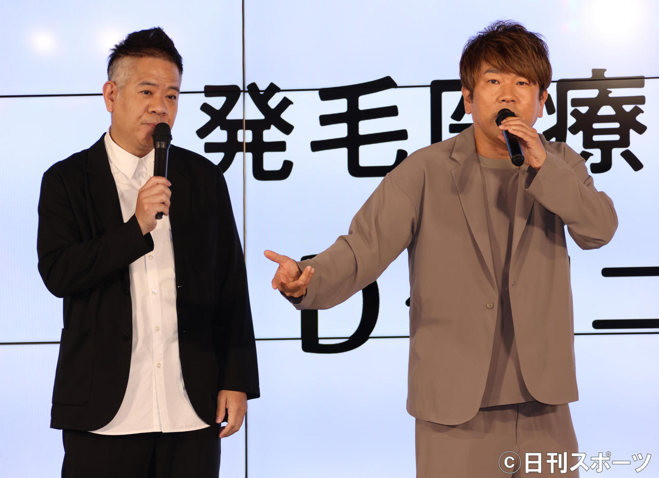 新CM発表会に出席しトークを繰り広げるFUJIWARA原西孝幸（左）と藤本敏史（撮影・中島郁夫）