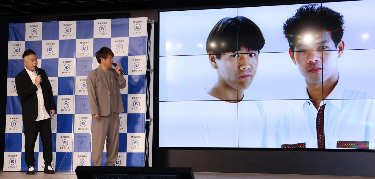 新CM発表会でデビュー当時の写真を披露するFUJIWARA原西孝幸（左）と藤本敏史（撮影・中島郁夫）