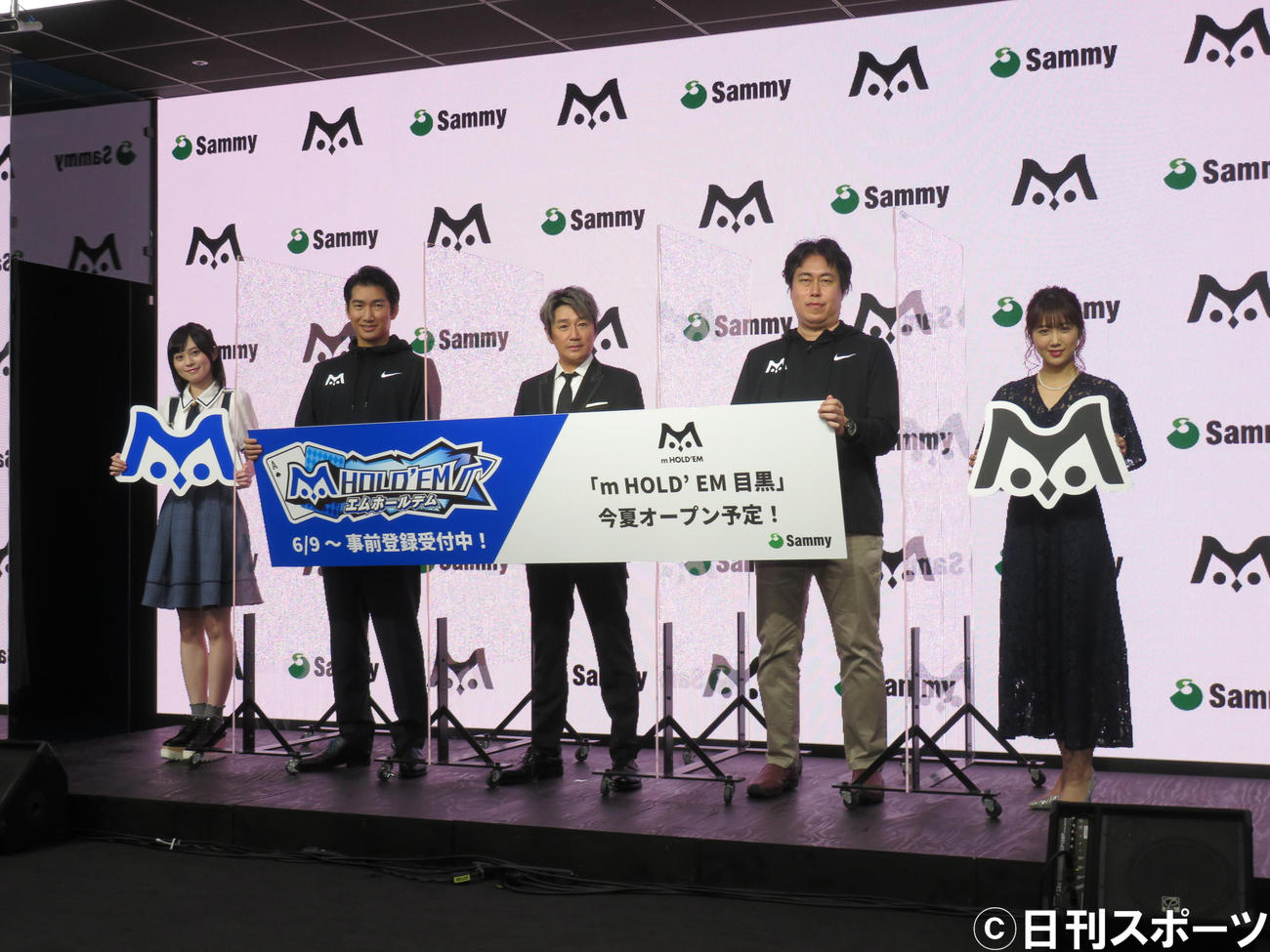 サミー株式会社新規事業の発表会見に出席した近藤真彦（中央）。左は中島由貴、右は永島聖羅（撮影・横山慧）