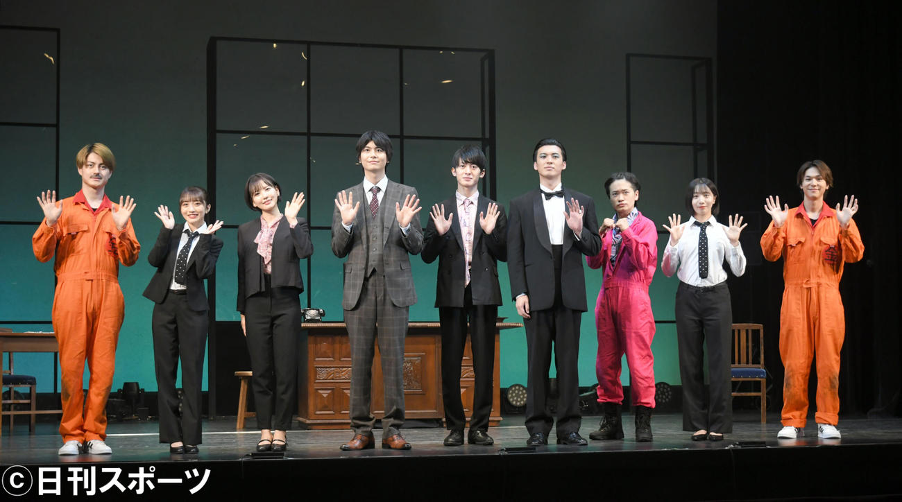 記念撮影する左から松村龍之介、AKB48の向井地美音、児玉遥、多和田任益、菊池修司、荒井敦史、鳥越裕貴、能條愛未、三浦海里（撮影・酒井清司）