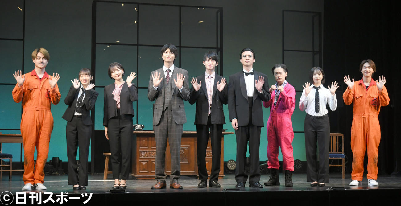 記念撮影する左から松村龍之介、AKB48の向井地美音、児玉遥、多和田任益、菊池修司、荒井敦史、鳥越裕貴、能條愛未、三浦海里（撮影・酒井清司）