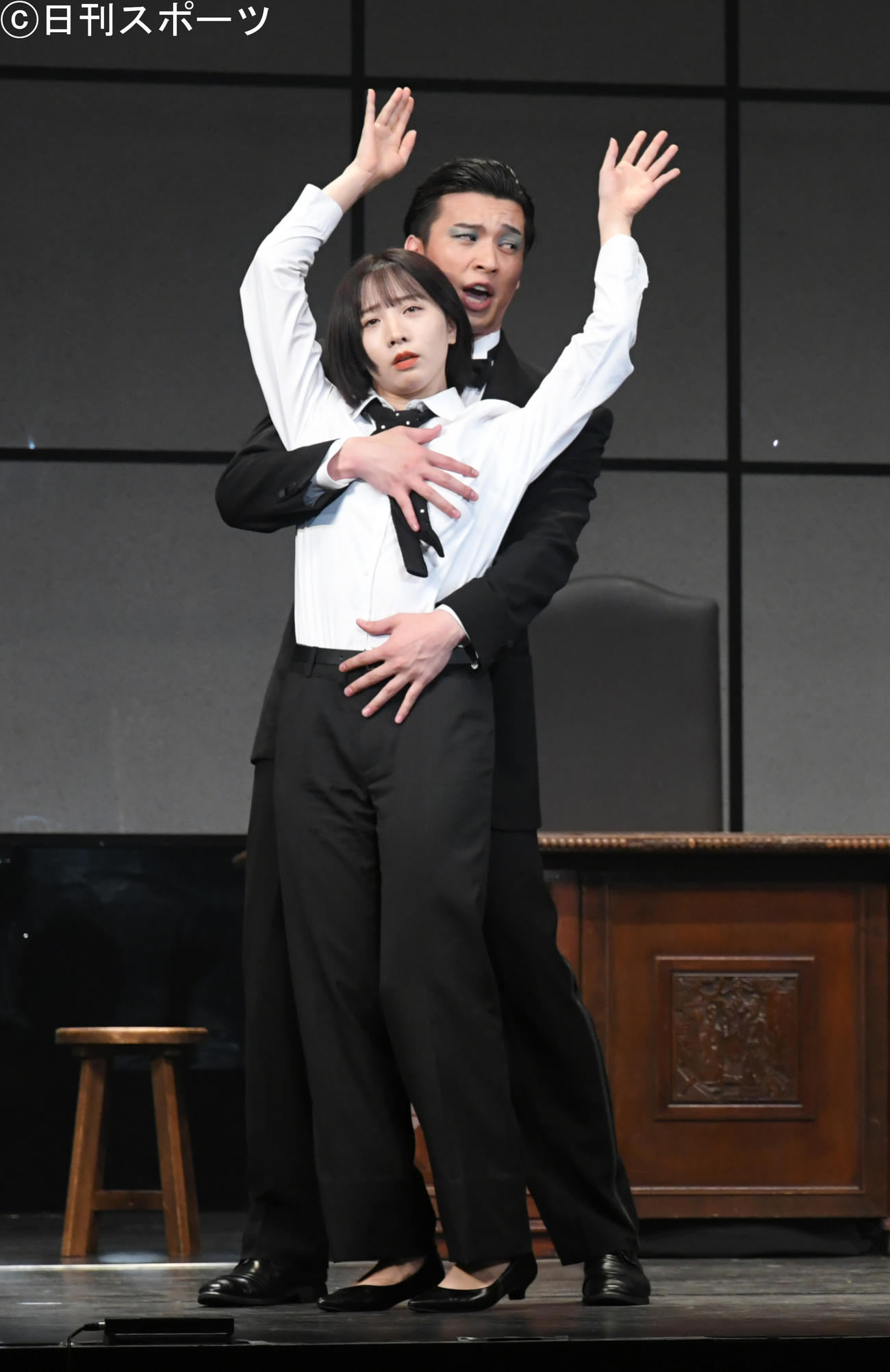 「新・熱海殺人事件」で熱演する元乃木坂46の能條愛未（手前）と荒井敦史（撮影・酒井清司）