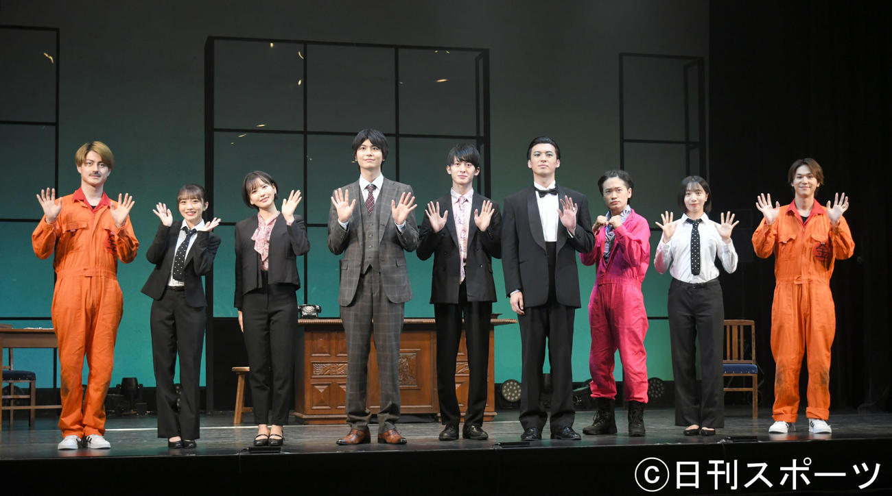 「新・熱海殺人事件」の舞台あいさつで、記念撮影する左から松村龍之介、AKB48の向井地美音、児玉遥、多和田任益、菊池修司、荒井敦史、鳥越裕貴、能條愛未、三浦海里（撮影・酒井清司）