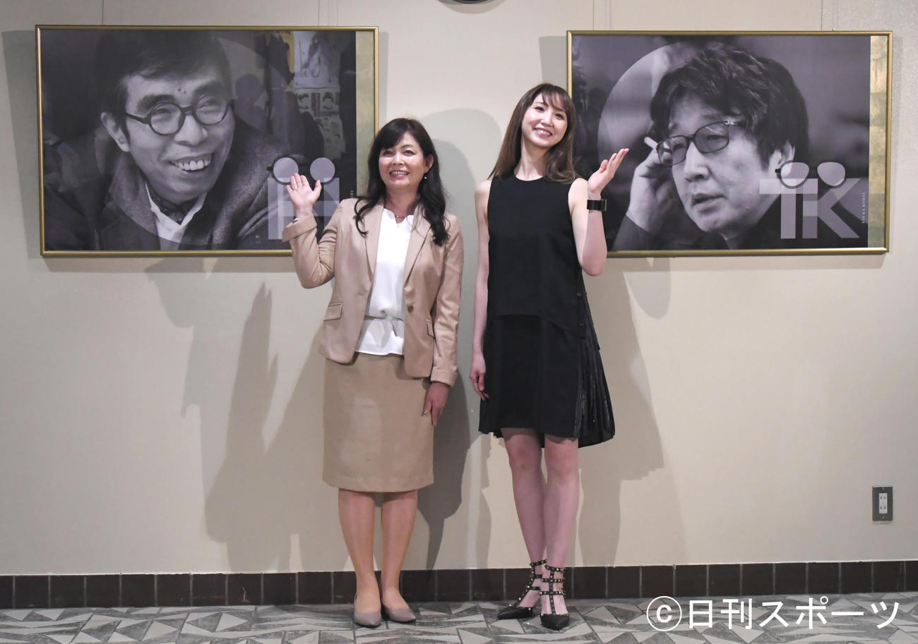 「井上ひさし氏・つかこうへい氏のリトグラフ」の前で記念撮影する井上氏の三女麻矢氏（左）とつか氏の長女・愛原実花（撮影・酒井清司）