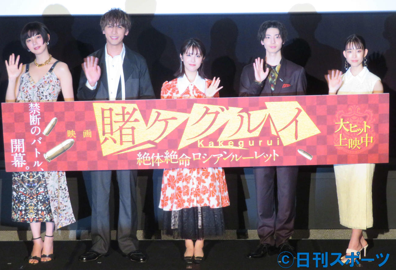 映画「賭ケグルイ　絶体絶命ロシアンルーレット」公開記念舞台あいさつに登壇した、左から池田エライザ、藤井流星、浜辺美波、高杉真宙、森川葵（撮影・村上幸将）