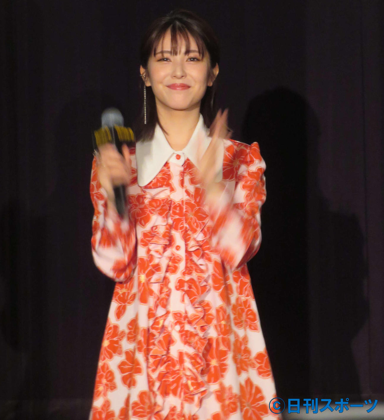 映画「賭ケグルイ　絶体絶命ロシアンルーレット」公開記念舞台あいさつで手を振る浜辺美波（撮影・村上幸将）