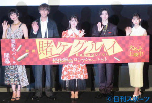 浜辺美波がドッキリ仕掛け 高杉真宙だけダンベル並み重いマイク持たせ爆笑 シネマ 日刊スポーツ