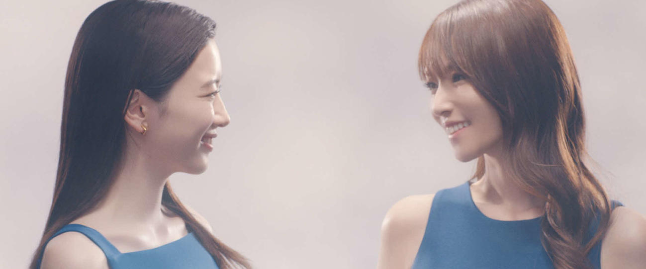 「UQ　mobile」新CMに出演する深田恭子（右）と永野芽郁