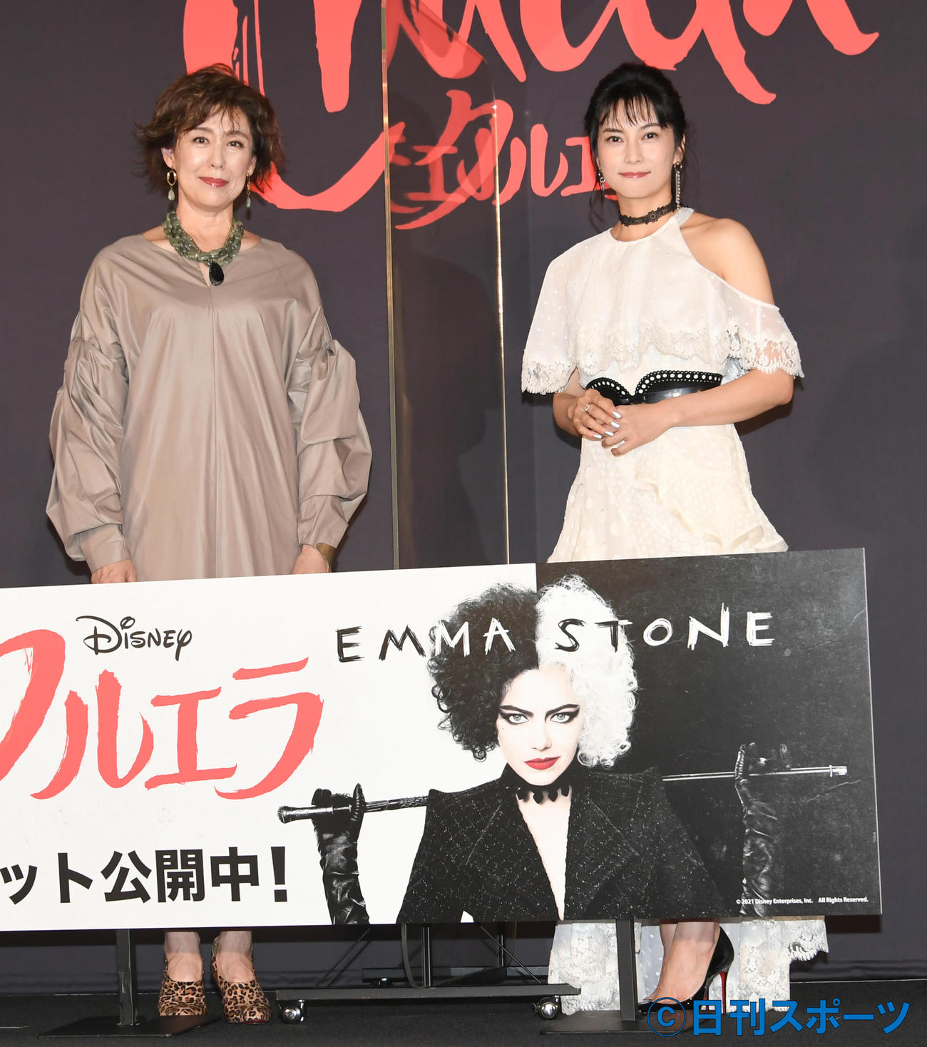 「クルエラ」公開記念舞台あいさつで、クルエラの吹き替えを務めた柴咲コウ（右）とバロネス役の塩田朋子（撮影・酒井清司）