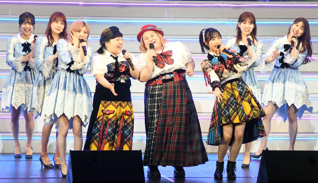 舞台「AKB48 THE AUDISHOW」で「恋するフォーチュンクッキー」を岡田奈々（左から3人目）らAKBメンバーと披露するおかずクラブ（撮影・大友陽平）