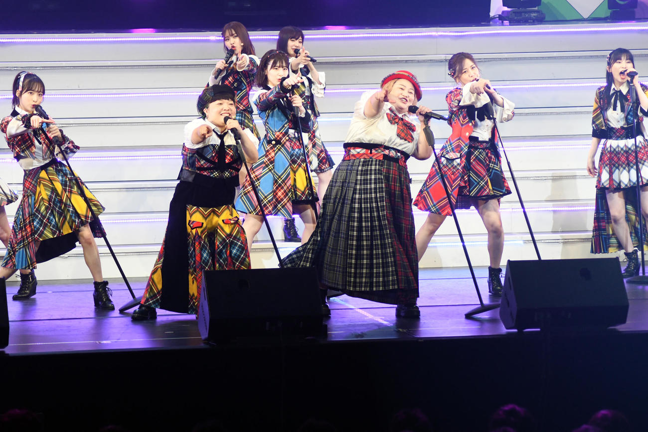 舞台「AKB48 THE AUDISHOW」で「ヘビーローテーション」をAKBメンバーと披露するおかずクラブ（撮影・大友陽平）