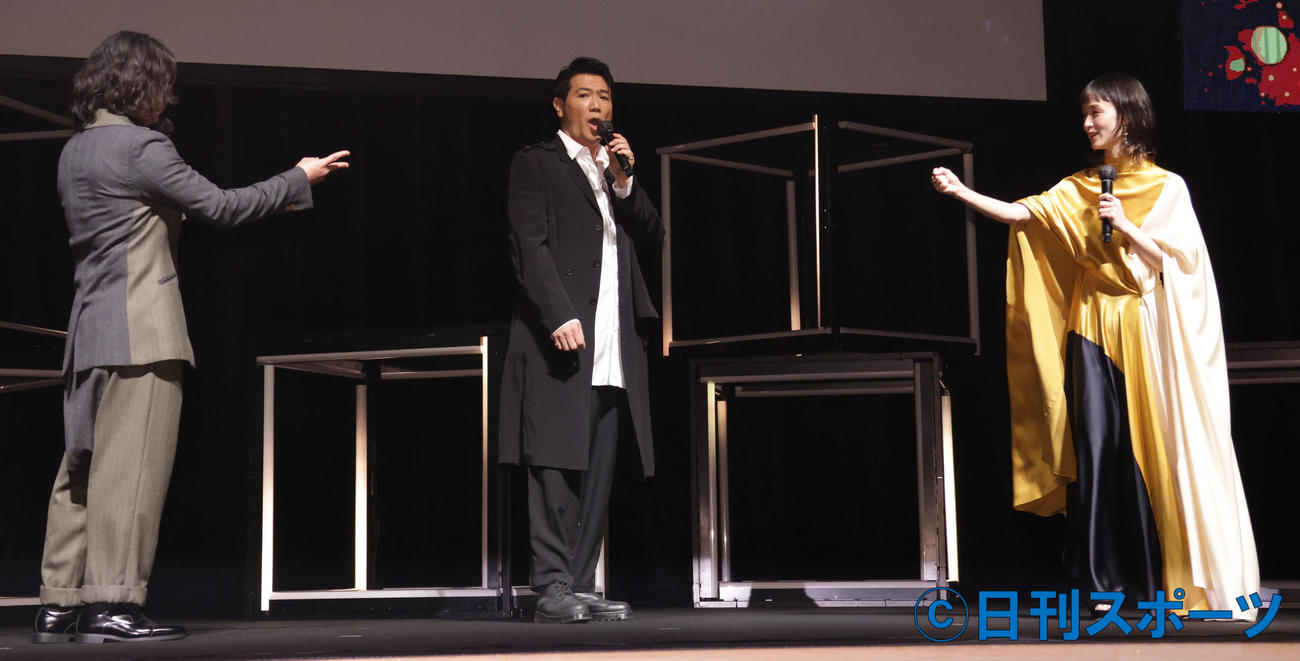 国際短編映画祭の上映順番をじゃんけんで決める剛力彩芽（右）と山田孝之。中央はMCの別所哲也（撮影・中島郁夫）