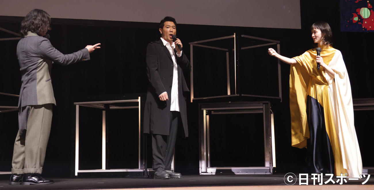 国際短編映画祭の上映順番をじゃんけんで決める剛力彩芽（右）と山田孝之。中央はMCの別所哲也（撮影・中島郁夫）