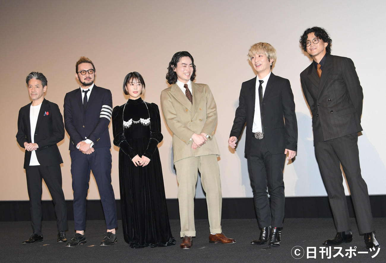 「キャラクター」初日舞台あいさつで、記念撮影する左から永井聡監督、中村獅童、高畑充希、菅田将暉、Fukase、小栗旬（撮影・酒井清司）