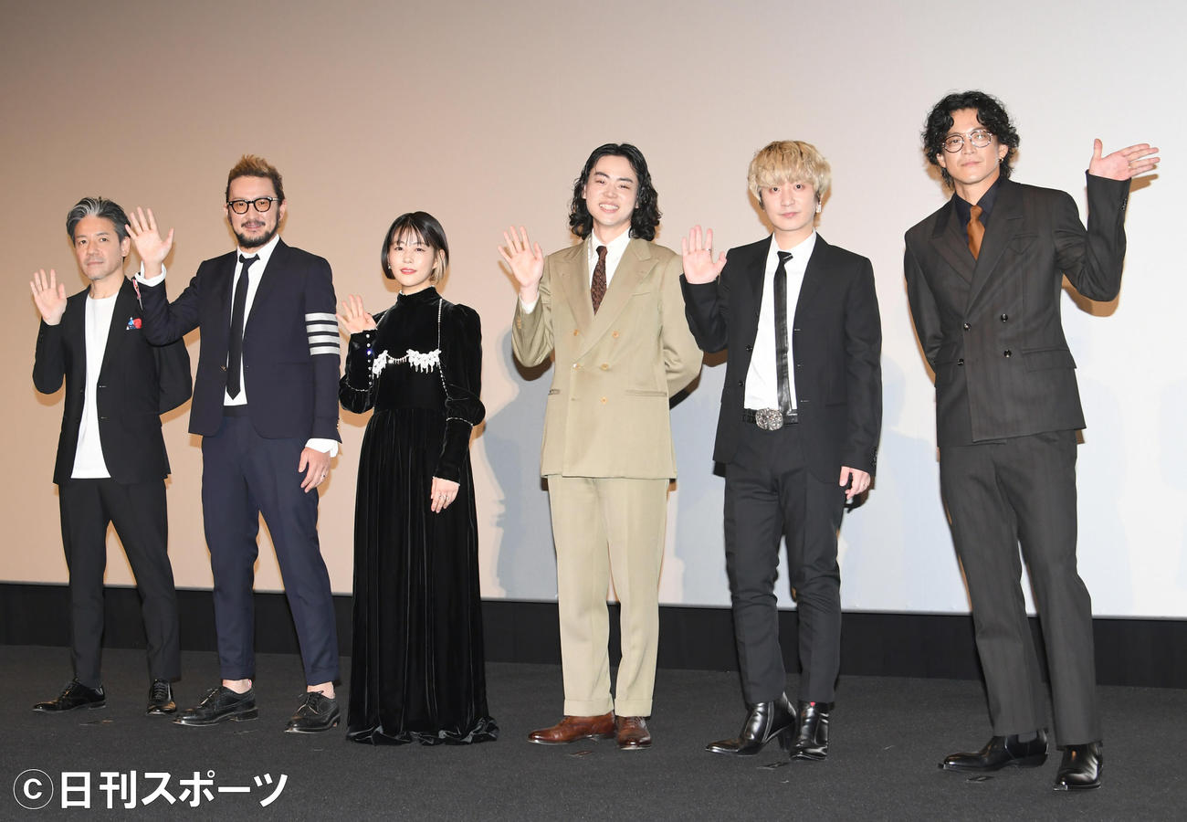 映画「キャラクター」初日舞台あいさつで観客に手を振る、左から永井聡監督、中村獅童、高畑充希、菅田将暉、Fukase、小栗旬（撮影・酒井清司）