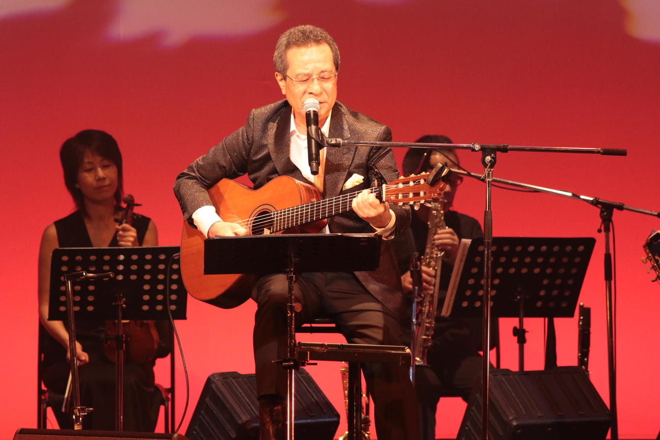 音楽生活55周年記念ライブを行った弦哲也氏