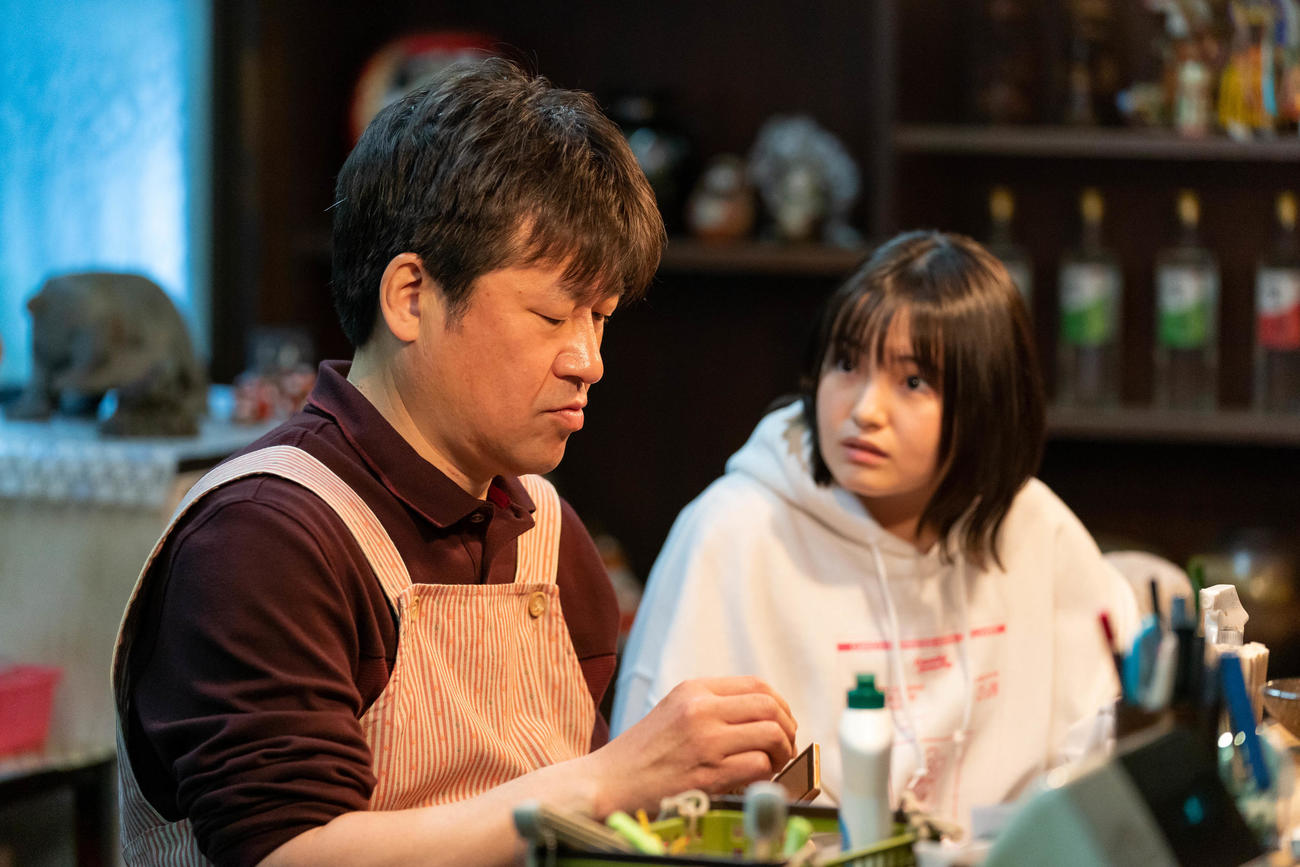 NHK土曜ドラマ「ひきこもり先生」で不登校の生徒・奈々役を演じる鈴木梨央。左は主演の佐藤二朗
