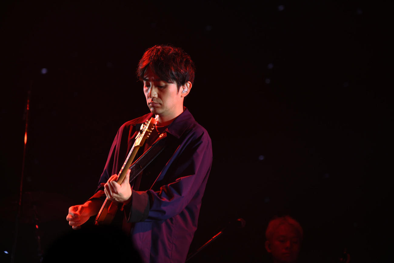 3人体制最後のライブで演奏するいきものがかり水野良樹