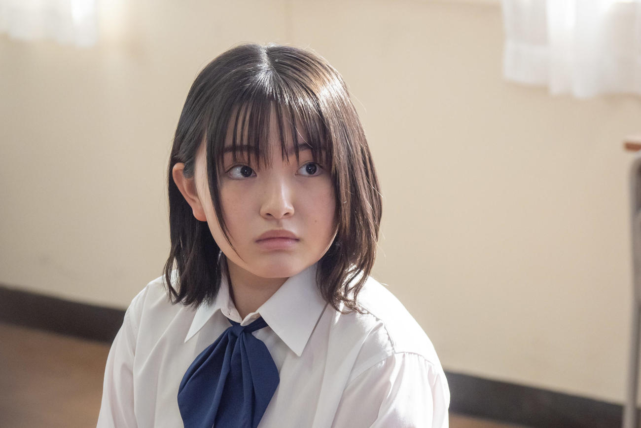 NHK土曜ドラマ「ひきこもり先生」で不登校の生徒・奈々役を演じる鈴木梨央
