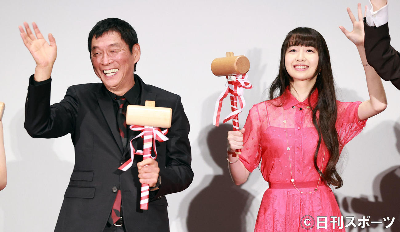映画「漁港の肉子ちゃん」公開記念舞台あいさつの鏡開き後、笑顔で手を振る明石家さんま（左）とCocomi（撮影・浅見桂子）