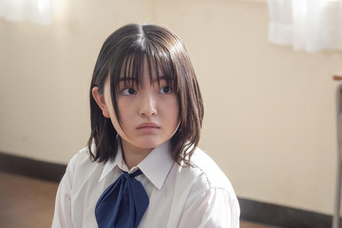 NHK土曜ドラマ「ひきこもり先生」で不登校の生徒・奈々役を演じる鈴木梨央