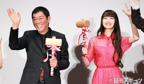 映画「漁港の肉子ちゃん」公開記念舞台あいさつの鏡開き後、笑顔で手を振る明石家さんま（左）とCocomi（撮影・浅見桂子）