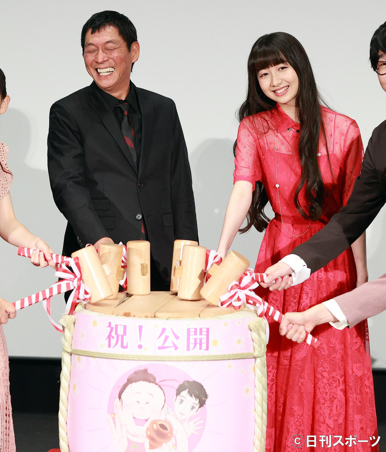 映画「漁港の肉子ちゃん」公開記念舞台あいさつで、笑顔で鏡開きする明石家さんま（左）とCocomi（撮影・浅見桂子）