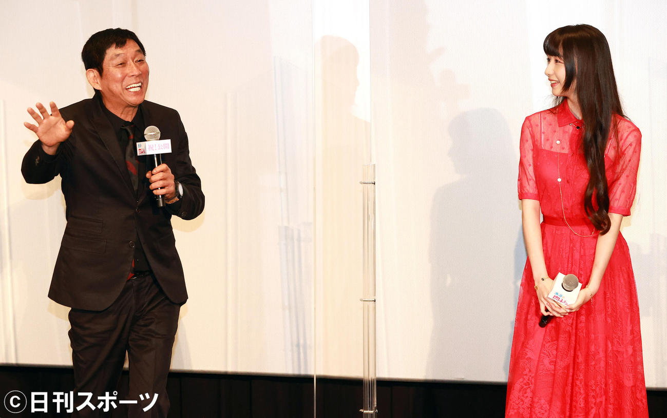 映画「漁港の肉子ちゃん」公開記念あいさつで、笑顔であいさつする明石家さんま（左）。右はCocomi（撮影・浅見桂子）