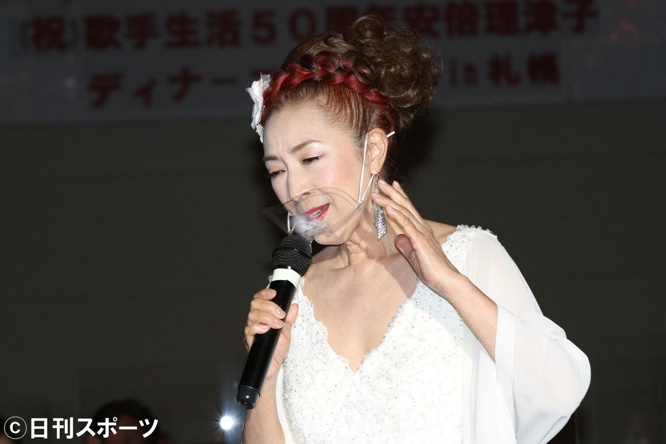 マウスガードを着けて歌う安倍理津子