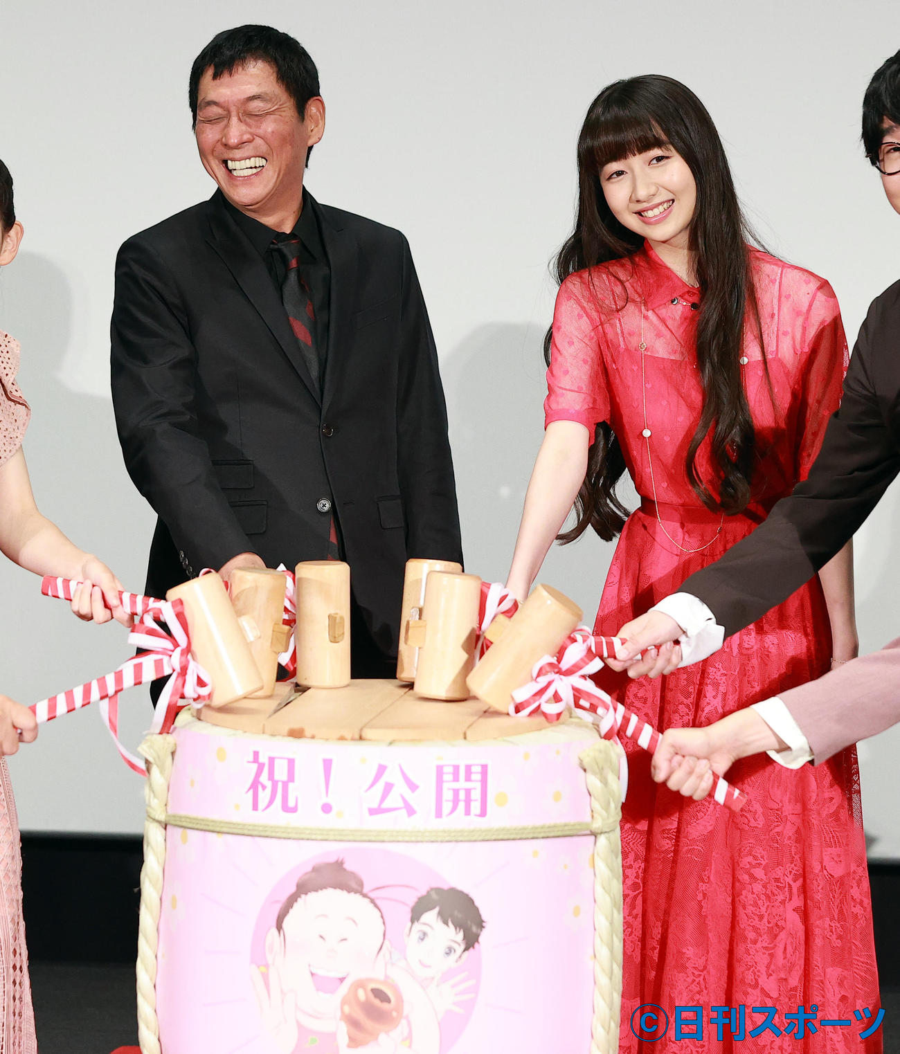 映画「漁港の肉子ちゃん」公開記念舞台あいさつで、笑顔で鏡開きする明石家さんま（左）とCocomi（撮影・浅見桂子）