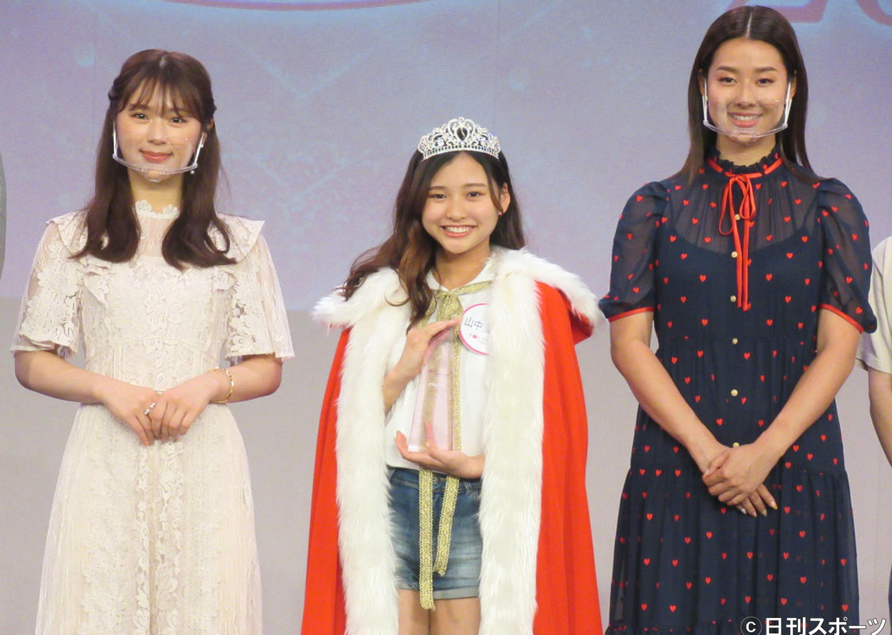 「美笑女グランプリ2021」でグランプリを受賞した山中菜々子さん（中央）。右は審査員のすみれ。左はイベントゲストのNMB48渋谷凪咲（撮影・星名希実）