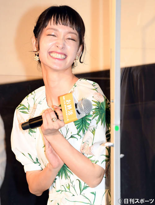 映画「お終活　熟春！人生、百年時代の過ごし方」の舞台あいさつに登壇し笑顔を見せる剛力彩芽（撮影・たえ見朱実）