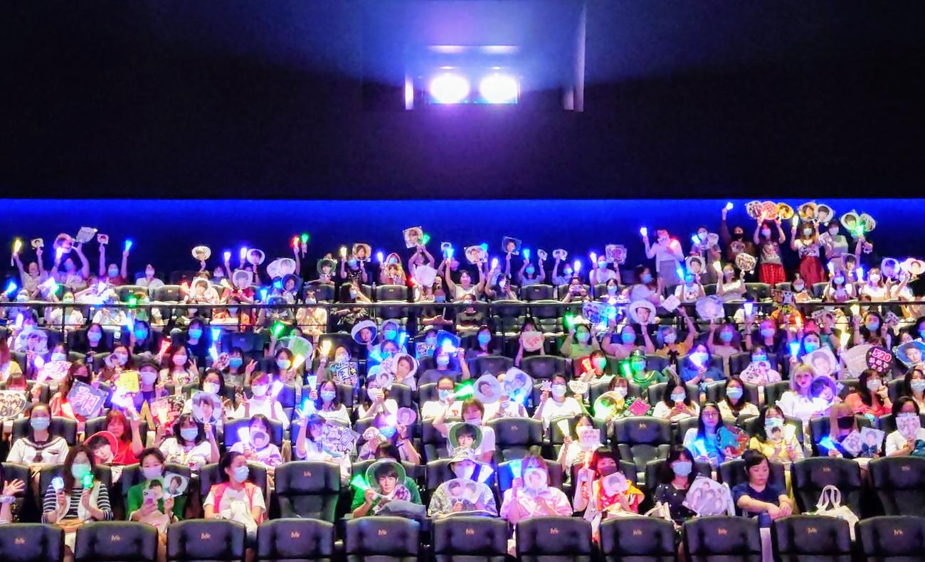 嵐のライブ映画「ARASHI Anniversary Tour 5×20 FILM　“Record of Memories”」が上映される上海国際映画祭に集まったファン