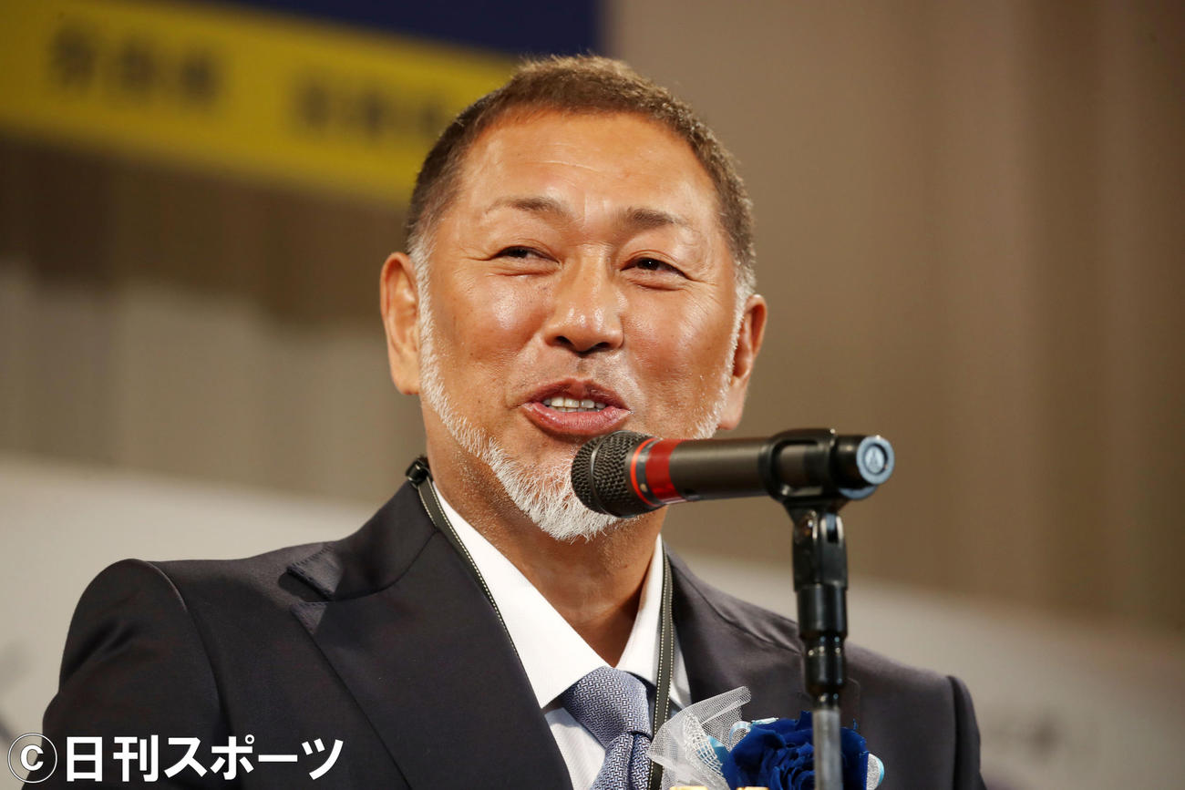 ベストファーザー賞in関西のスポーツ部門特別賞を受賞し笑顔を見せる清原氏（撮影・加藤哉）