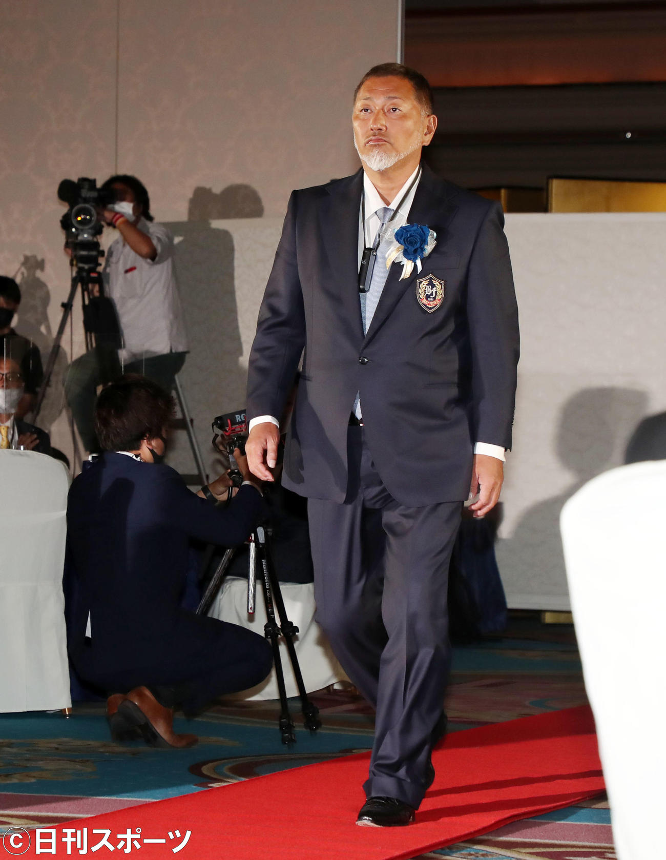 ベストファーザー賞in関西のスポーツ部門特別賞を受賞し壇上へ歩いて向かう清原和博氏（撮影・加藤哉）