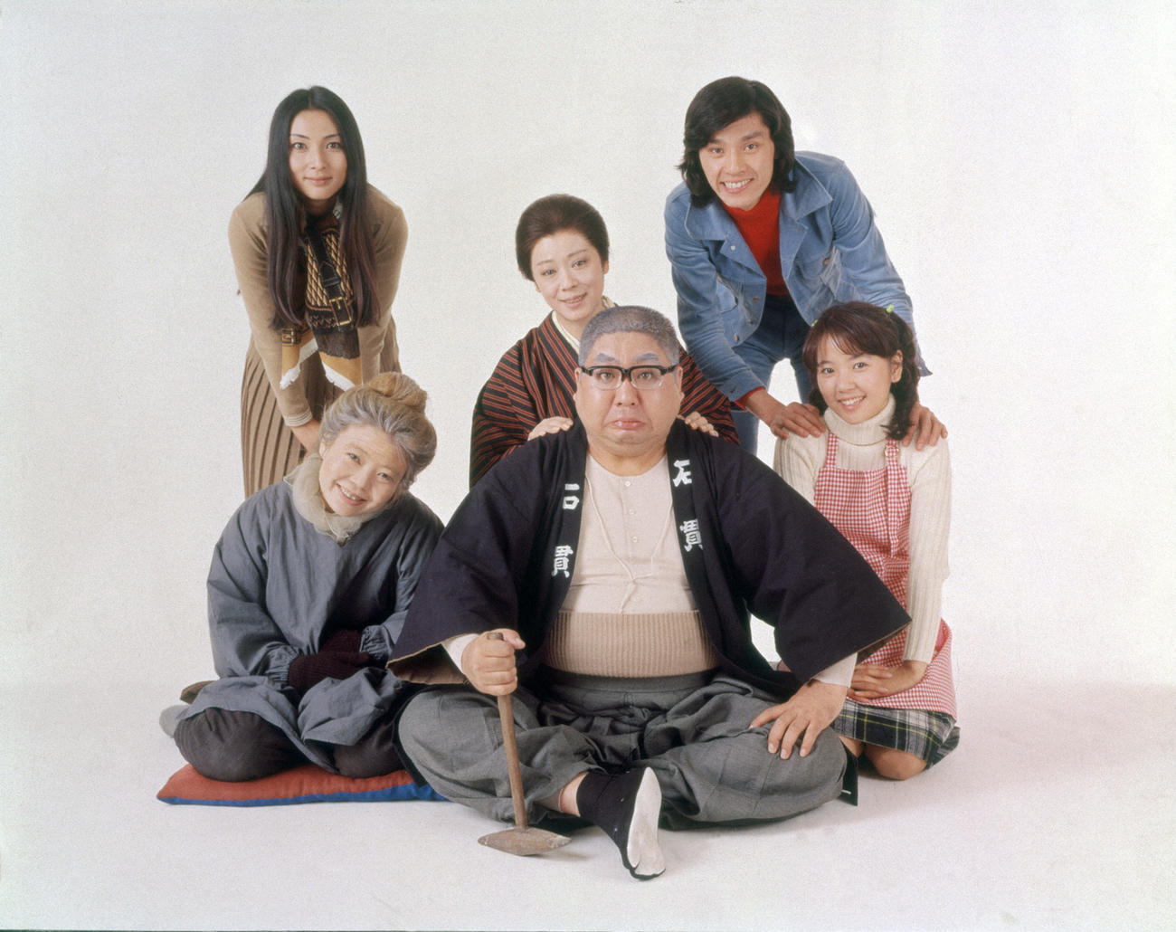 74年放送のTBS系ドラマ「寺内貫太郎一家」で主演を務めた小林亜星さん（前列中央）（C）TBS