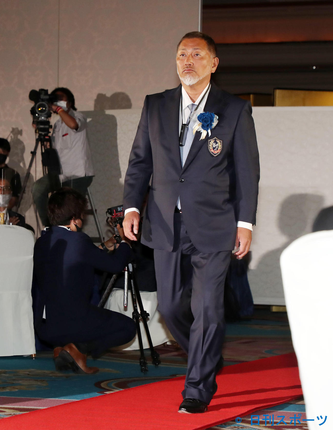 ベストファーザー賞in関西のスポーツ部門特別賞を受賞し壇上へ歩いて向かう清原和博氏（撮影・加藤哉）