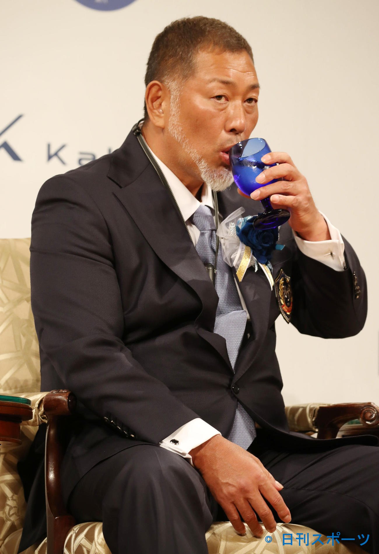ベストファーザー賞in関西のスポーツ部門特別賞を受賞した清原和博氏は壇上で水を飲む（撮影・加藤哉）