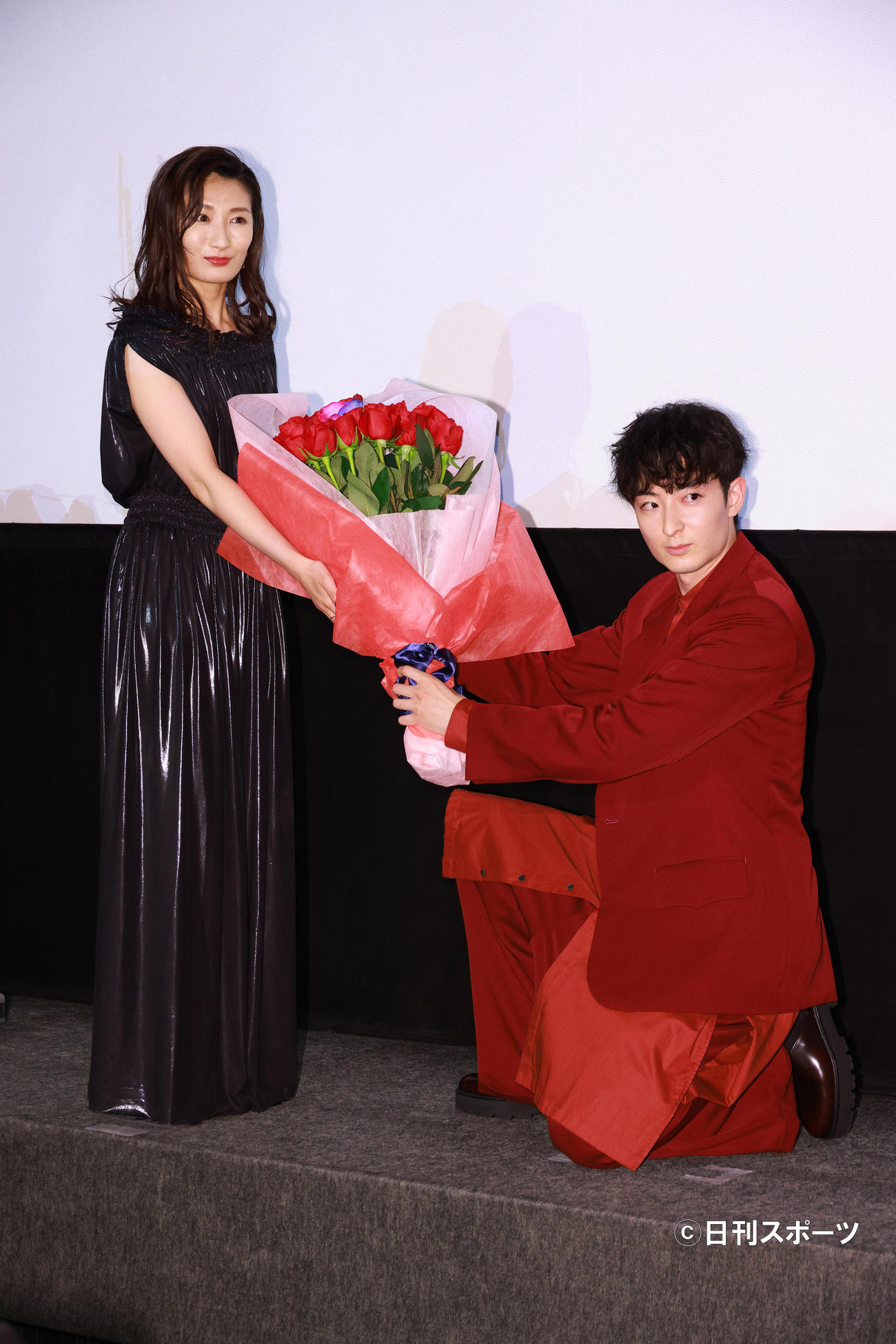映画「ナポレオンと私」の舞台あいさつで濱正悟（右）からサプライズの花束を贈られる武田梨奈（撮影・中島郁夫）