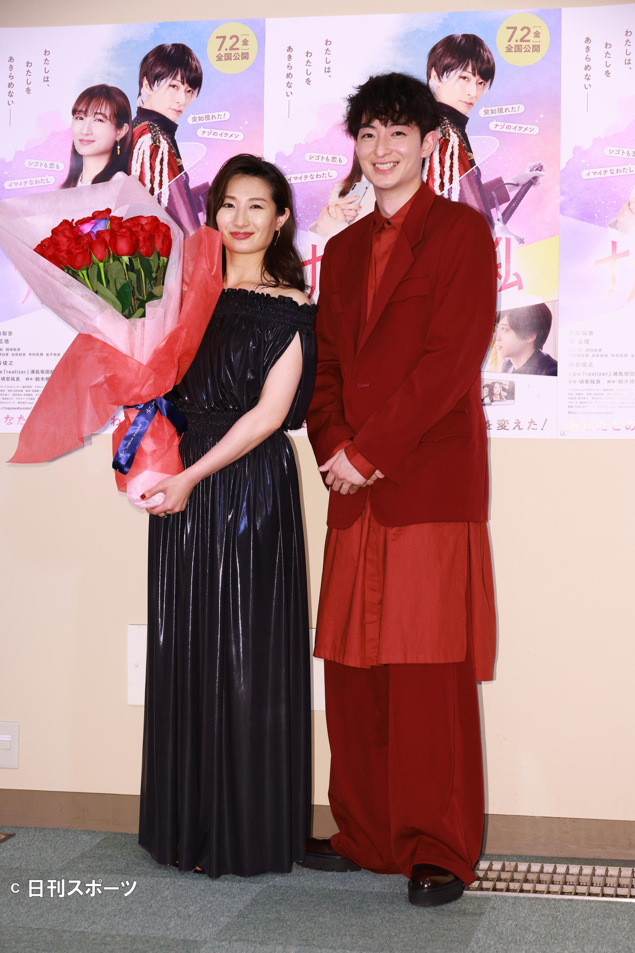 映画「ナポレオンと私」の舞台あいさつを終え記念撮影をする武田梨奈（左）と濱正悟（撮影・中島郁夫）