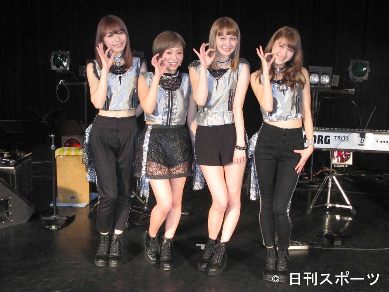 2016年1月「チャオ」のポーズをとるチャオベッラチンクエッティ。左から諸塚香奈美、橋本愛奈、岡田ロビン翔子、後藤夕貴