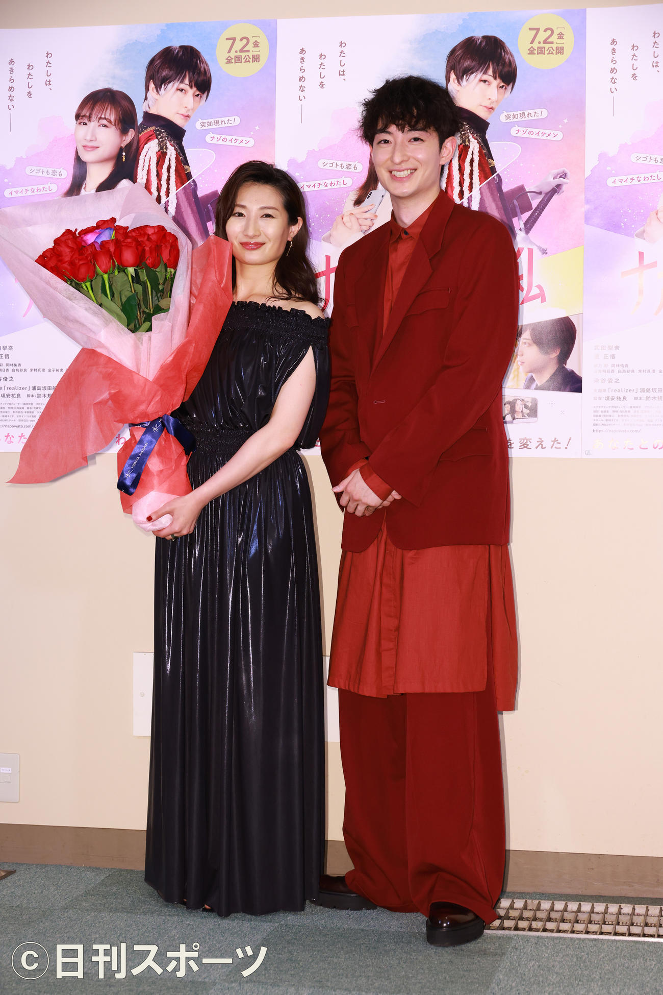 映画「ナポレオンと私」の舞台あいさつを終え記念撮影をする武田梨奈（左）と濱正悟（撮影・中島郁夫）