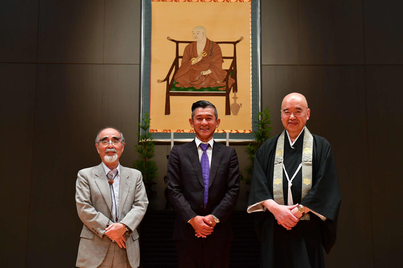 高野山大学公開イベントに出演した笑い飯の哲夫（中央）添田隆昭学長（右）岡本正志副学長（左）（吉本興業提供）