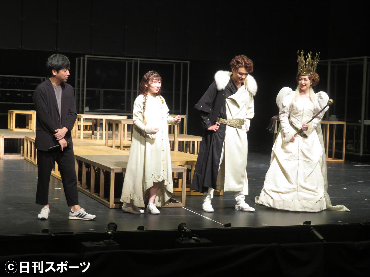 舞台「首切り王子と愚かな女」主演の井上芳雄（左から3人目）ら。左から蓬莱竜太氏、伊藤沙莉、1人おいて若村麻由美（撮影・横山慧）